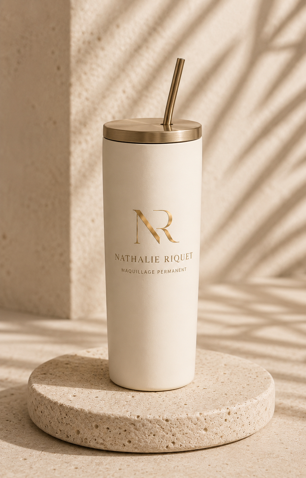 Gobelet personnalisé dans une mise en scène beige