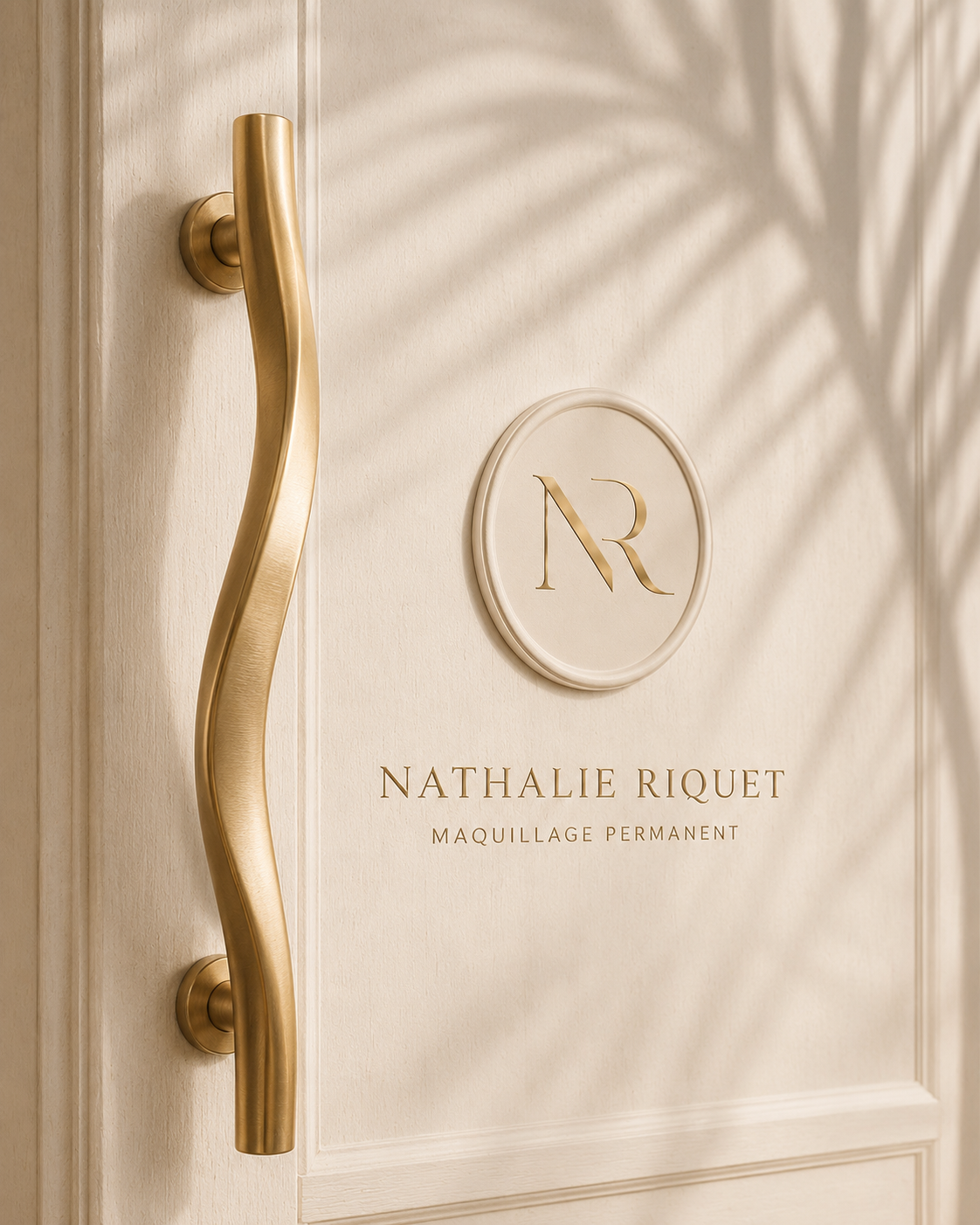 Porte d'entrée ivoire avec identité visuelle dorée